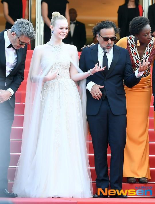 Ở LHP Cannes lần thứ 72, Elle Fanning đảm nhận vai trò thành viên ban giám khảo. Cô là vị giám khảo trẻ tuổi nhất năm nay. Chuong Tu Di dien dam xuyen thau, dep lan at dan my nu o be mac Cannes hinh anh 7