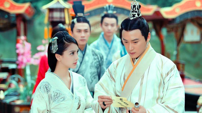 Lục Nghị: Năm 2015, Angelababy có cơ hội hóa thân thành nàng Vân Ca trong bộ phim ngôn tình chuyển thể Vân Trung Ca. Sánh vai cùng cô là mỹ nam Lục Nghị. Không chỉ sở hữu ngoại hình nổi bật, Lục Nghị còn là sao nam nổi tiếng với diễn xuất thực lực. Anh đặc biệt thành công nhờ các bộ phim chính kịch như Mãi không nhắm mắt, Danh nghĩa nhân dân, Màn đêm ở Cáp Nhĩ Tân… Trong Vân Trung Ca, Lục Nghị vào vai Lưu Phất Lăng si tình. Tuy nhiên, màn hợp tác giữa anh và Angelababy đã phụ sự kỳ vọng của khán giả. Bộ phim càng chiếu càng mất điểm vì diễn biến dài lê thê, tình tiết sến sẩm, nhàm chán. Chuyện tình giữa Vân Ca và Lưu Phất Lăng vốn là điểm nhấn trong phim cũng bị đánh giá là “chẳng đi đến đâu”. Loat nguoi tinh man anh dien trai, noi tieng cua my nhan Angelababy hinh anh 1