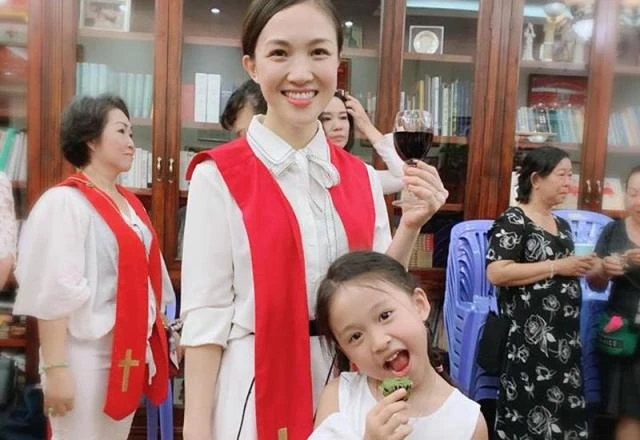 Con gái Phan Đình Tùng “xinh như thiên thần”, lấy hết nét “hoa hậu” của mẹ