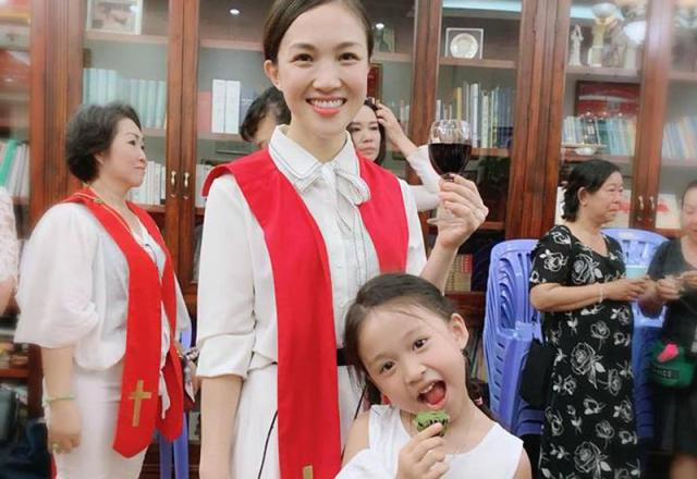 Con gái Phan Đình Tùng “xinh như thiên thần”, lấy hết nét “hoa hậu” của mẹ