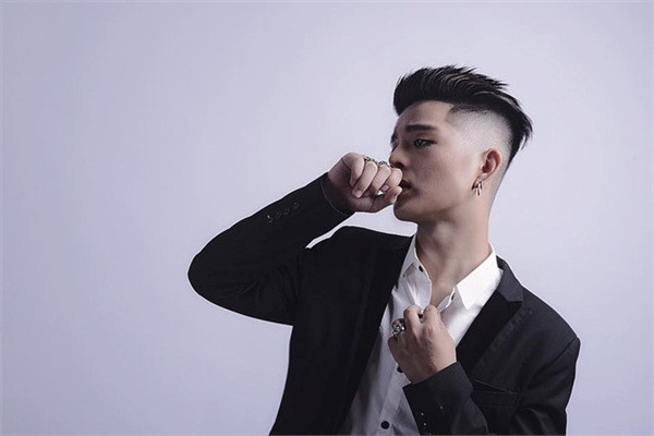 Diện mạo khác lạ sau phẫu thuật thẩm mỹ của Quang Anh, quán quân "The Voice Kids" ảnh 2 Empty