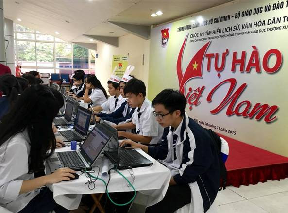 Các thí sinh tập trung làm bài thi