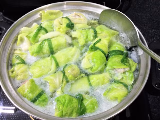 Canh bắp cải cuộn thịt rất đưa cơm và nên bổ sung vào thực đơn buổi tối