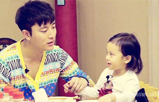 Giả Nãi Lượng: Khác với Ngô Kinh muốn huấn luyện con trai từ nhỏ, Giả Nãi Lượng đơn thuần là muốn đùa vui với con gái Điềm Hinh. Khi hai cha con tham gia chương trình Bố đã trở về, Giả Nãi Lượng được mệnh danh là "ông bố ngốc" khi liên tục bày trò quậy phá với Điềm Hinh. Nhung sao nam Trung Quoc co cach day con khong giong ai hinh anh 3