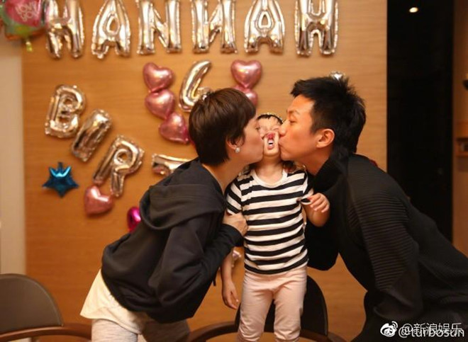 Một trong những minh chứng cho tính cách nghịch ngợm của Đặng Siêu là cách anh mừng sinh nhật con gái Từ Từ. Nam diễn viên lúc nào cũng hôn con gái nồng nhiệt đến mức ép chặt đôi má của cô bé, tạo nên biểu cảm ngộ nghĩnh. Nhung sao nam Trung Quoc co cach day con khong giong ai hinh anh 6