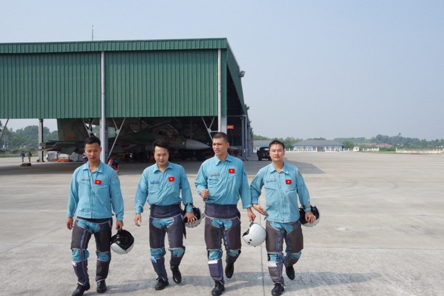 Phi công Trung đoàn trở về sau chuyến bay an toàn.