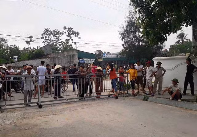 Hàng trăm người tập trung phản đối vì lối ra biển bị chắn kín bằng rào sắt - 4