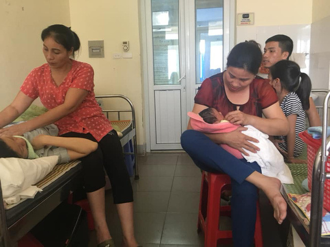 Có ai lấy chồng được như nàng dâu này: Đi đẻ 2 mẹ chồng theo hộ tống, chồng chăm con cẩn thận hơn cả phụ nữ