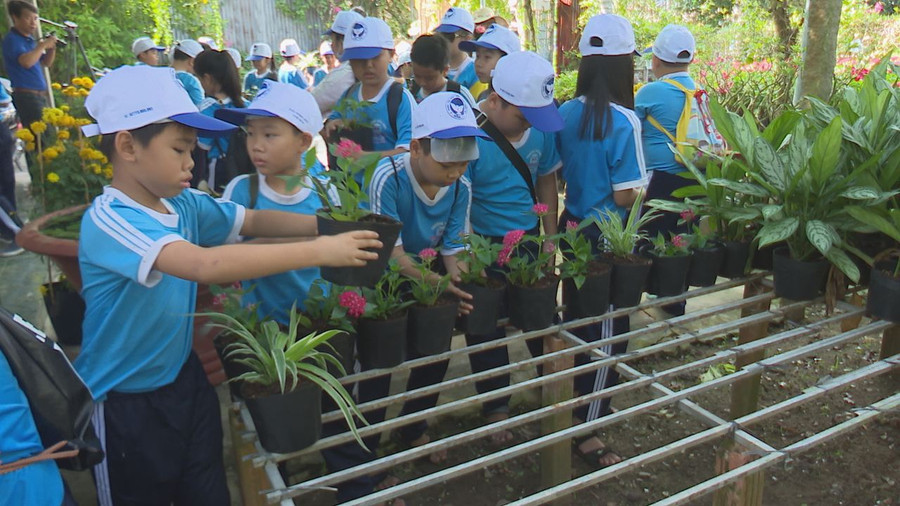 Học sinh tham quan trải nghiệm tại làng hoa Sa Đéc trong dịp hè