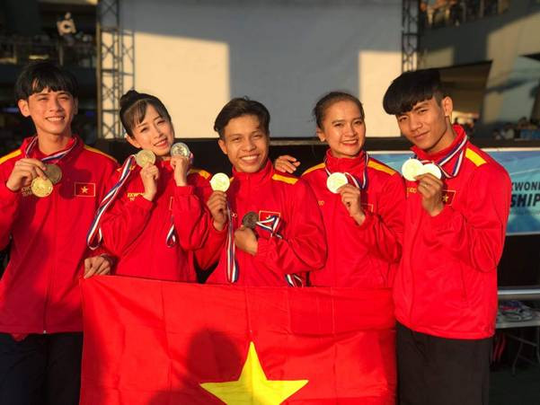 Những gương mặt sinh viên TDTU quen thuộc tại Giải vô địch Taekwondo Đông Nam Á (2 nũ sinh viên đứng giữa: Châu Tuyết Vân và Nguyễn Thị Lệ Kim từng đoạt nhiều Huy chương vàng ở các giải Đông Nam Á, Châu Á và Thế giới)