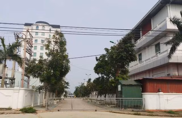 Hàng trăm người tập trung phản đối vì lối ra biển bị chắn kín bằng rào sắt - 2