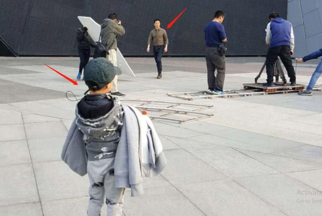 Ngô Kinh: Nam diễn viên đặt tên con trai đầu lòng là Ngô Sở Vị (đồng âm với "không sao cả") và anh cũng nuôi con theo phong cách "sao cũng được". Không ít lần tài tử Chiến Lang khiến khán giả câm lặng khi dọa con trai bằng cách đẩy vào máy giặt, lấy con trai làm khẩu súng, cạn chén rượu với con hay thậm chí vì chơi đùa nên làm ngã con xuống đất. Có lần, người hâm mộ còn bắt gặp nam diễn viên nhờ cậu con trai 4 tuổi cầm áo đứng đằng xa nhìn bố diễn. Nhung sao nam Trung Quoc co cach day con khong giong ai hinh anh 1