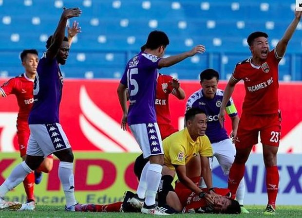 Pha bóng khiến cầu thủ Bình Dương suýt nuốt lưỡi ngay trên sân hình ảnh 1 Pha bong khien cau thu Binh Duong suyt nuot luoi ngay tren san hinh anh 1