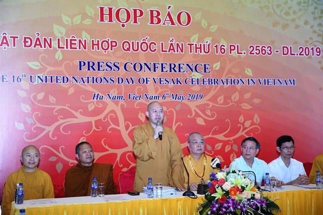 Thượng tọa Thích Đức Thiện giới thiệu các sự kiện tại Đại lễ Vesak 2019. Ảnh: VGP.