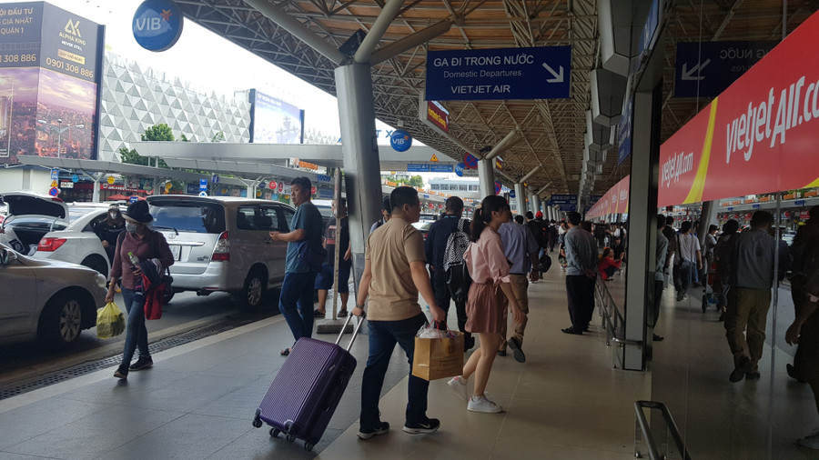 Bên ngoài CHK quốc tế Tân Sơn Nhất - Ảnh minh họa