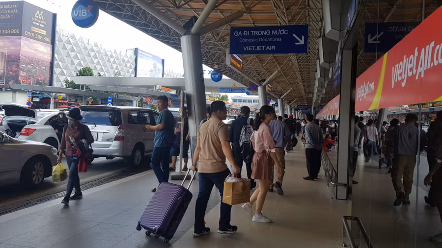 Bên ngoài CHK quốc tế Tân Sơn Nhất - Ảnh minh họa