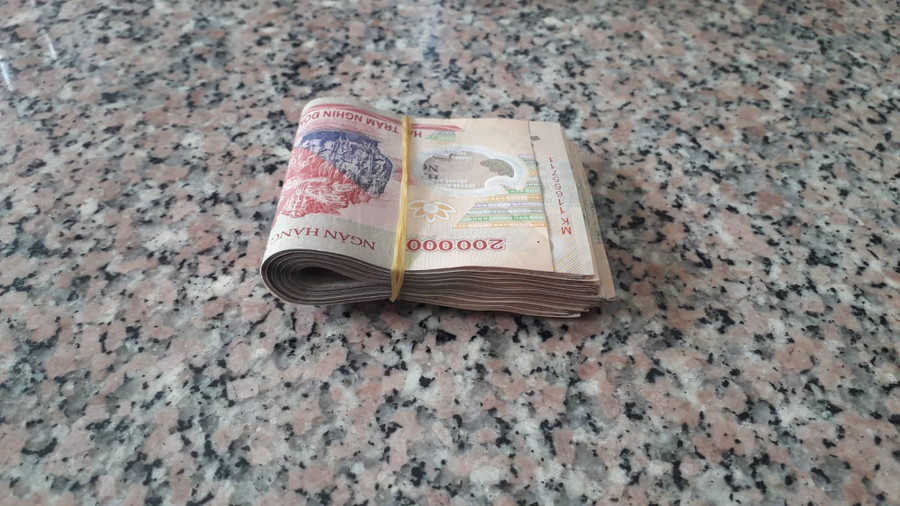 Đồng Nai: Nhặt được cọc tiền 10 triệu đồng, bé gái đến trụ sở công an trình báo