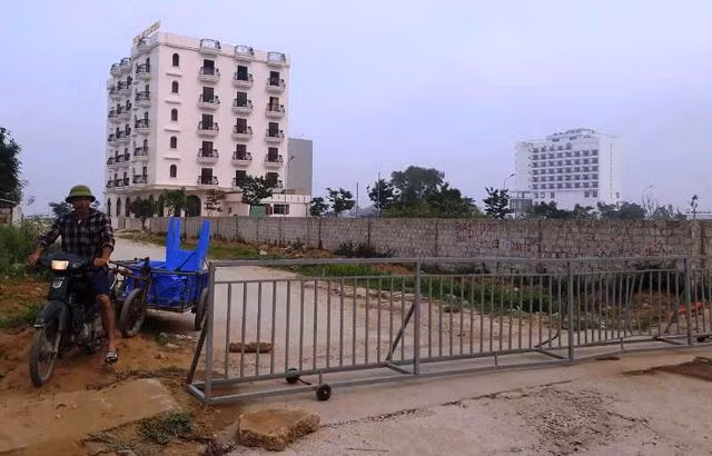 Hàng trăm người tập trung phản đối vì lối ra biển bị chắn kín bằng rào sắt - 3