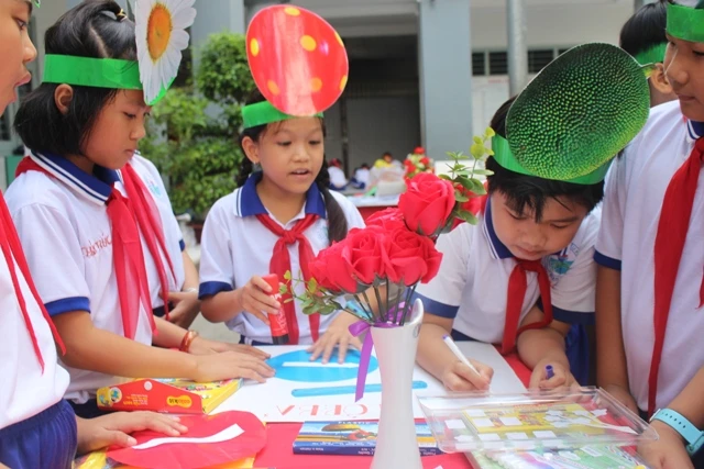 Sôi nổi phần thi cắt dán biển báo giao thông.