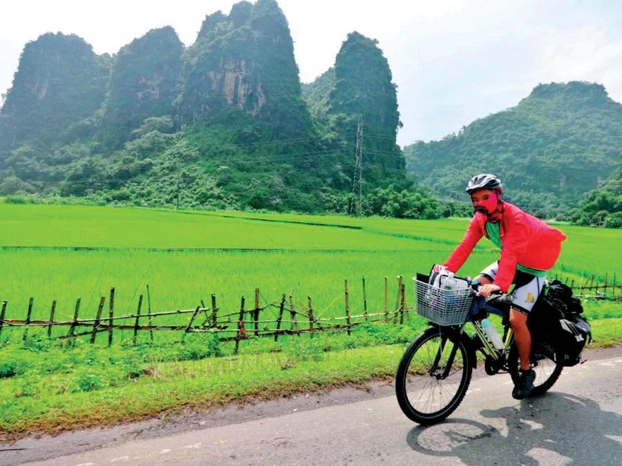 Việt Anh ở Tân Lạc, Hòa Bình trong chuyến đi xuyên Việt vào năm 2014.