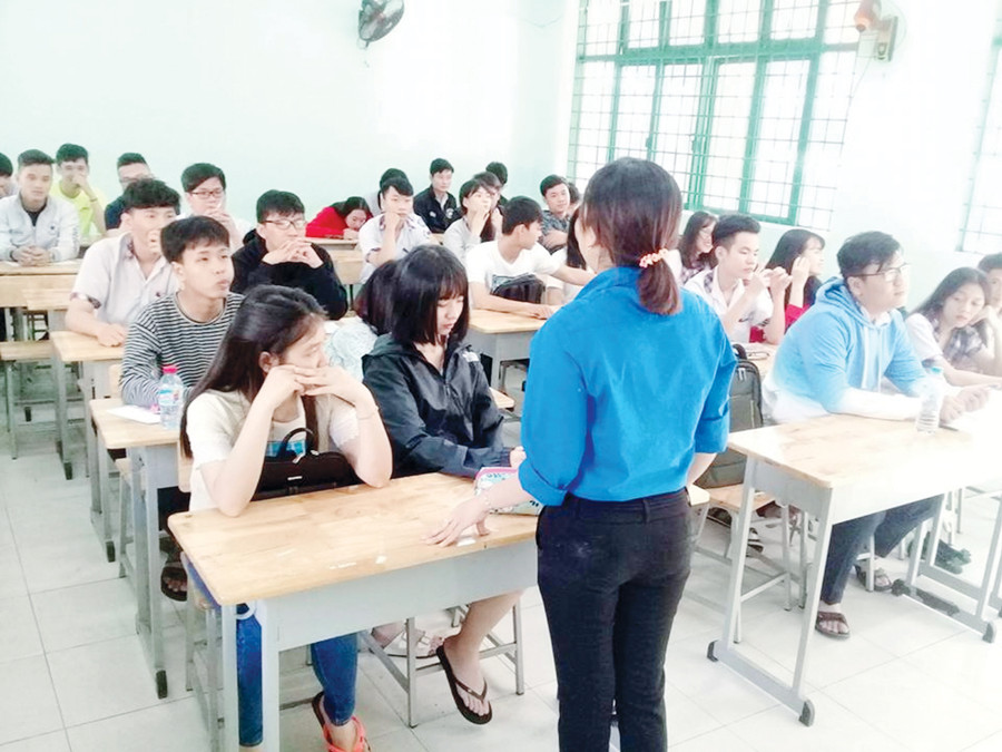 Một lớp học ở TTGDTX quận 12 có nhiều học viên là công nhân theo học