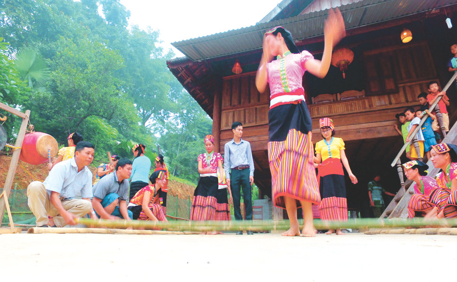Văn hóa cồng chiêng - múa sạp, khắc luống là nét văn hóa truyền thống đồng bào Thái ở bản Khe Rạn