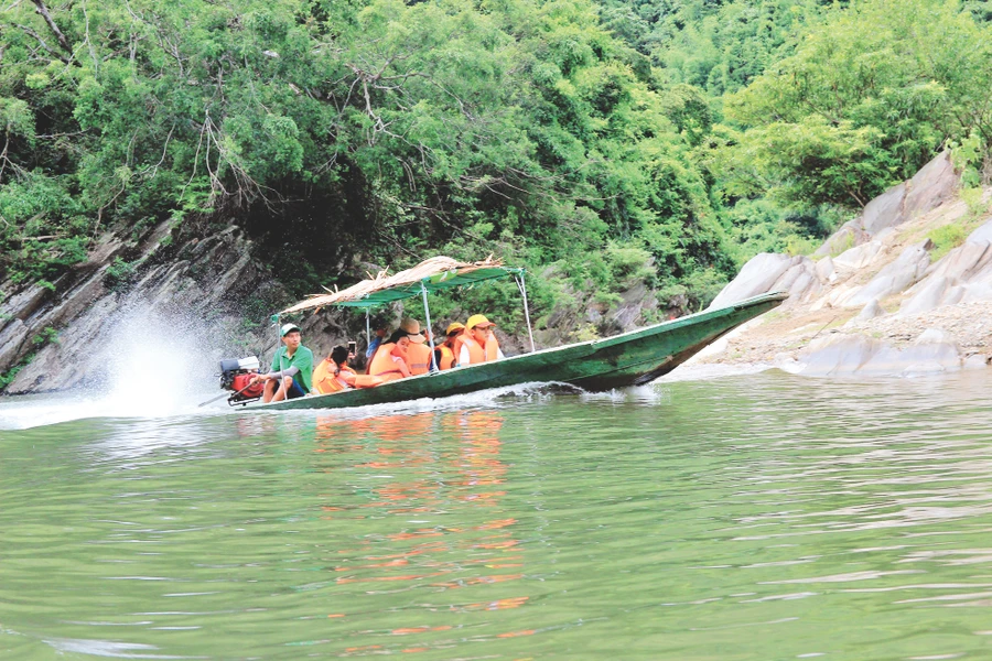 Khách khám phá vượt sông Giăng (huyện Con Cuông, Nghệ An)