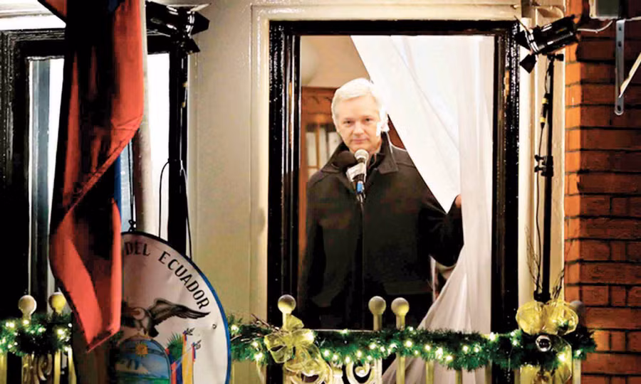 Julian Assange từng có bài phát biểu bốc lửa từ ban công của ĐSQ Ecuador vào tháng 6/2012. Ảnh: Peter Macdiarmid/Getty Images