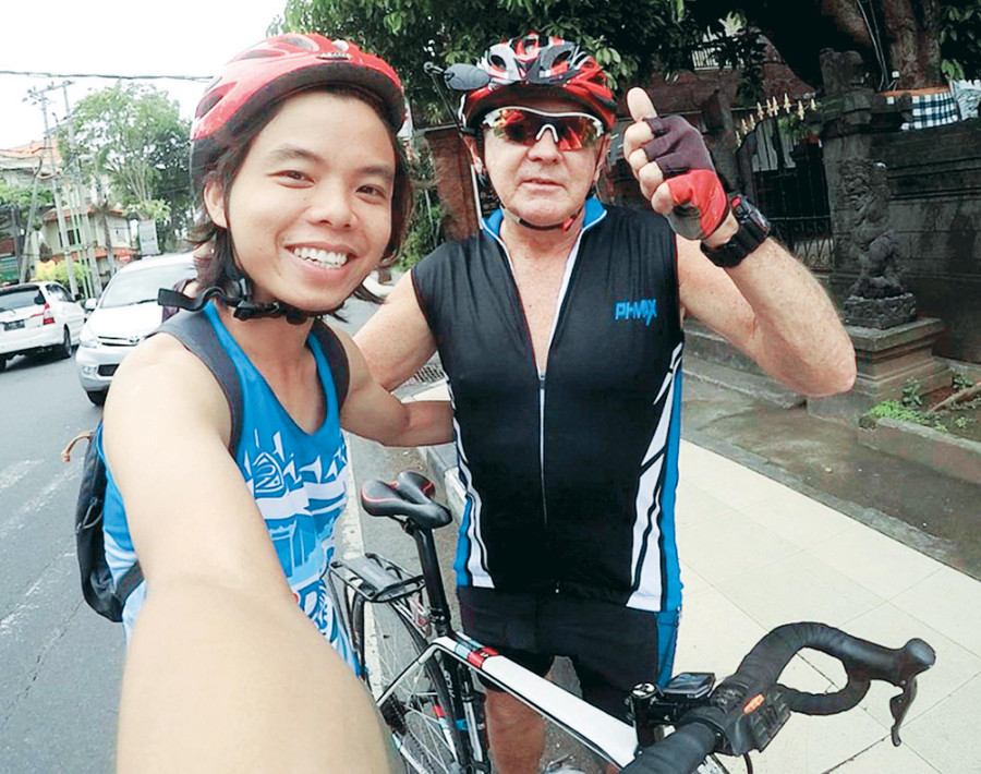 Việt Anh (áo xanh) trong chuyến du lịch khám phá 11 nước Đông Nam Á . Ảnh nhân vật cung cấp. Việt Anh (áo xanh) trong chuyến du lịch khám phá 11 nước Đông Nam Á . Ảnh nhân vật cung cấp.