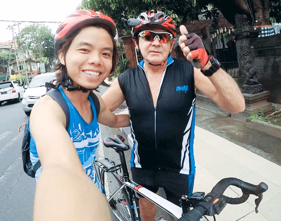 Việt Anh (áo xanh) trong chuyến du lịch khám phá 11 nước Đông Nam Á . Ảnh nhân vật cung cấp.