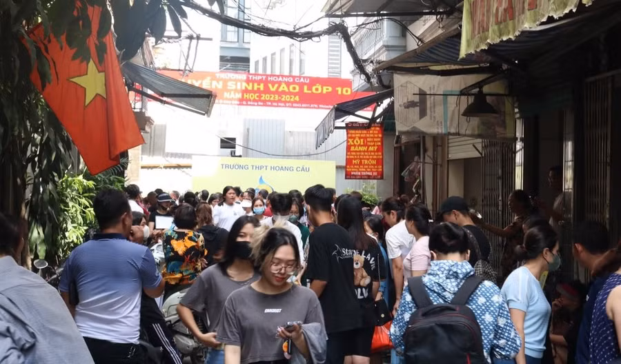 Phụ huynh vây kín cổng trường THPT Hoàng Cầu giành suất vào lớp 10 cho con. Ảnh: Minh Hà