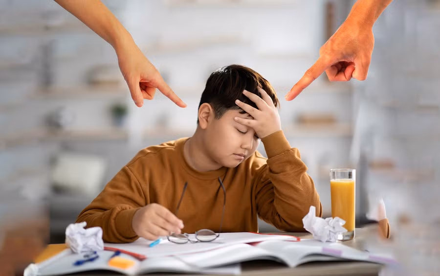 Trẻ em hầu như luôn tiếp thu những lời chỉ trích, ghi nhớ nó và đôi khi phải chịu đựng những tổn thương tinh thần lâu dài trong quá trình đó. (Ảnh: ITN).