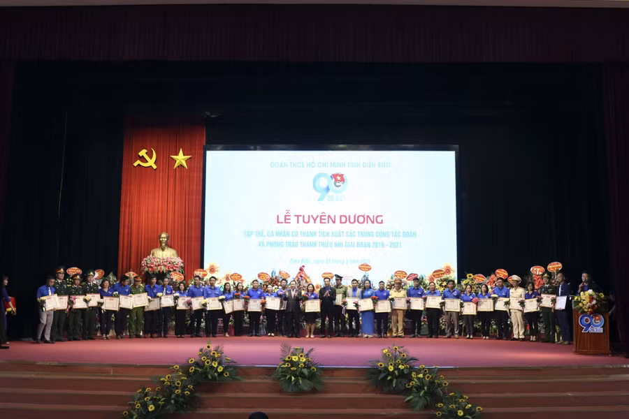 Lãnh đạo Tỉnh ủy Điện Biên trao thưởng cho các tập thể, cá nhân có thành tích xuất sắc trong công tác đoàn và phong trào thanh thiếu nhi.