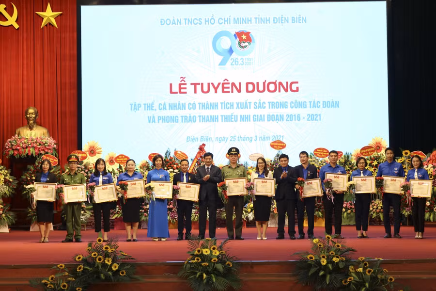 Ông Lê Thành Đô - Chủ tịch UBND tỉnh Điện Biên trao Bằng khen của TW Đoàn TNCS.HCM cho các tập thể, cá nhân.