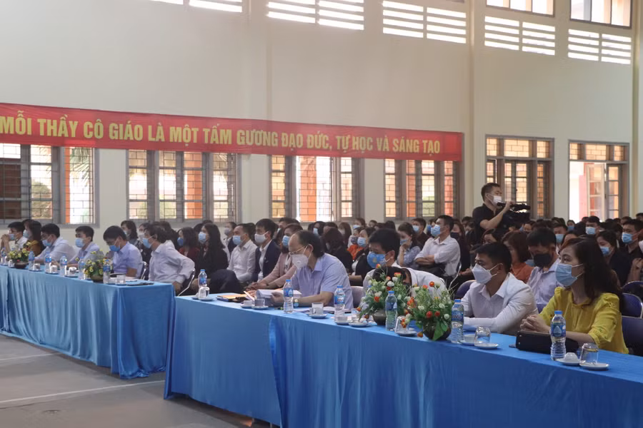 Thành viên Hội đồng chọn SGK tỉnh Điện Biên dự họp (Ảnh: Nguyễn Thảo)