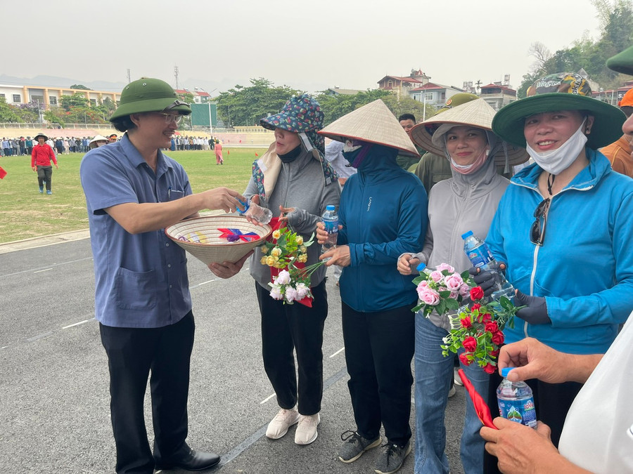 Ông Cù Huy Hoàn, Phó Giám đốc Sở GD&amp;ĐT tỉnh Điện Biên thăm hỏi, động viên giáo viên tham gia các hoạt động kỷ niệm 70 năm chiến thắng Điện Biên Phủ.