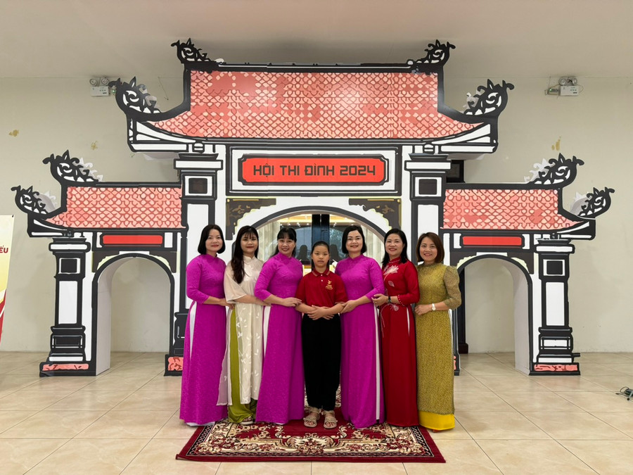 Các giáo viên Trường Tiểu học Hoàng Văn Thụ chụp ảnh lưu niệm cùng Trần Như Ý.