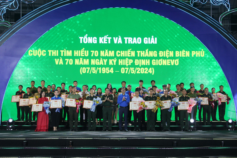 Các tác giả đạt giải tại cuộc thi tìm hiểu 70 năm Chiến thắng Điện Biên Phủ.