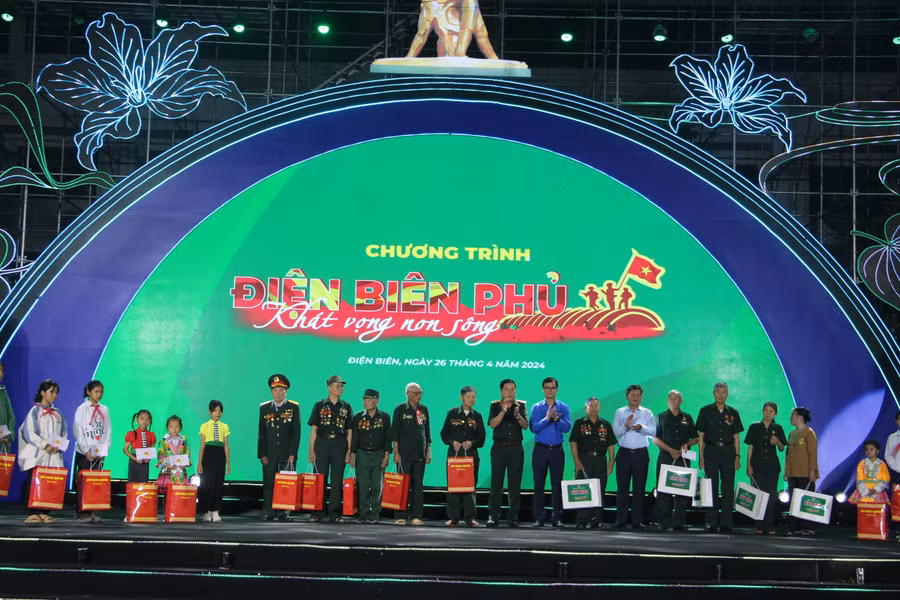 Tặng quà cho các thương, bệnh binh, cựu thanh niên xung phong và thiếu nhi có hoàn cảnh khó khăn.