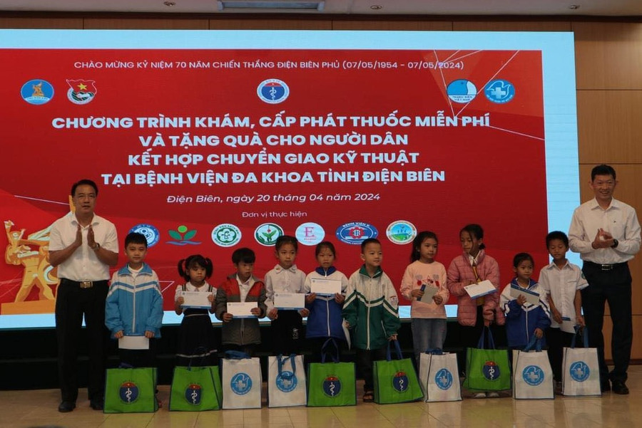 Trao quà cho các trẻ em có hoàn cảnh khó khăn. Trao quà cho các trẻ em có hoàn cảnh khó khăn.