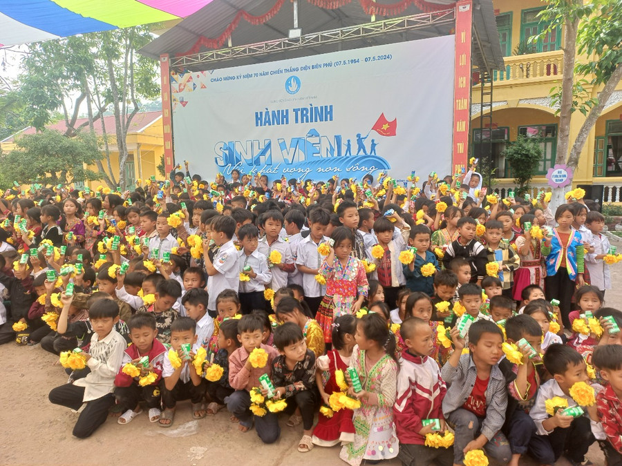 Học sinh trên địa bàn xã Nậm Vì được sử dụng sữa trong 45 ngày. Học sinh trên địa bàn xã Nậm Vì được sử dụng sữa trong 45 ngày.