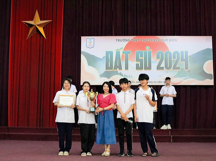 Xuất sắc trải qua vòng hoạt động trải nghiệm để đến với chung kết, đội chuyên Toán là được xướng tên ngôi vị Quán quân Đất Sử 2024. Xuất sắc trải qua vòng hoạt động trải nghiệm để đến với chung kết, đội chuyên Toán là được xướng tên ngôi vị Quán quân Đất Sử 2024.