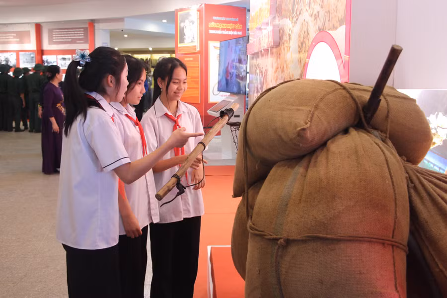 Tìm hiểu về chiếc xe đạp thồ tại không gian trưng bày chuyên đề “Sức mạnh hậu cần trong chiến thắng Điện Biên Phủ”.