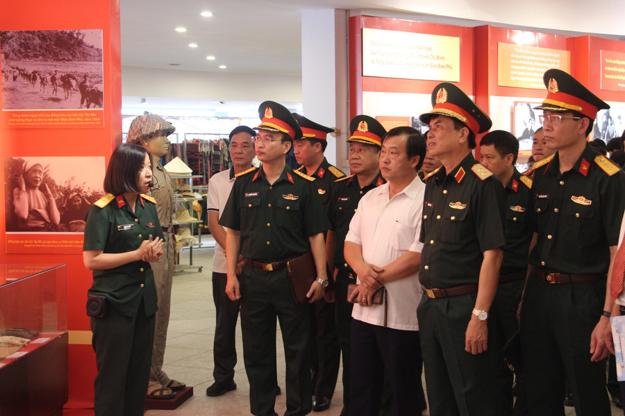 Các đại biểu tham quan khu trưng bày. Các đại biểu tham quan khu trưng bày.
