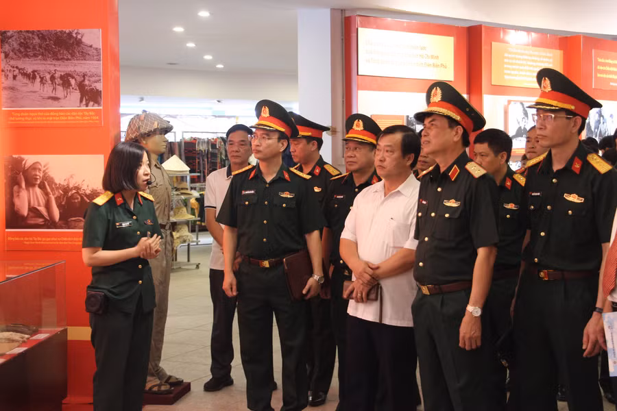 Các đại biểu tham quan khu trưng bày.