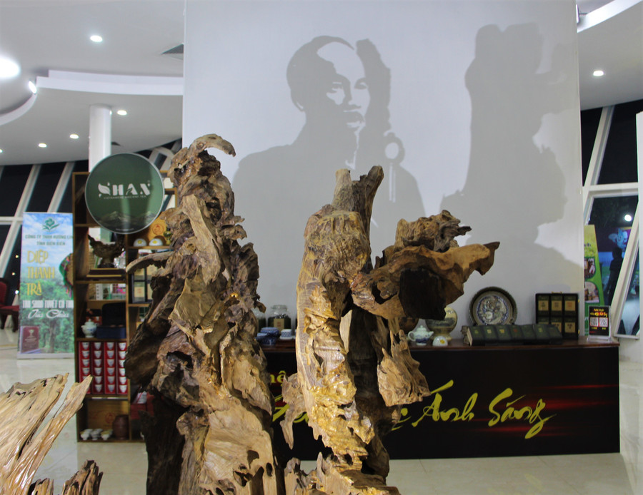 Biểu nghệ thuật ánh sáng gỗ lũa tái hiện hình ảnh Bác Hồ ấn tượng tại triển lãm. Biểu nghệ thuật ánh sáng gỗ lũa tái hiện hình ảnh Bác Hồ ấn tượng tại triển lãm.