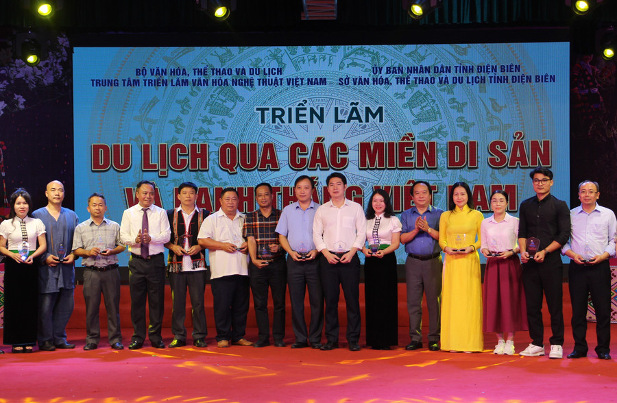 Trao Biểu trưng lưu niệm cho các đoàn về tham gia Triển lãm “Du lịch qua các miền Di sản và danh thắng Việt Nam”. Trao Biểu trưng lưu niệm cho các đoàn về tham gia Triển lãm “Du lịch qua các miền Di sản và danh thắng Việt Nam”.