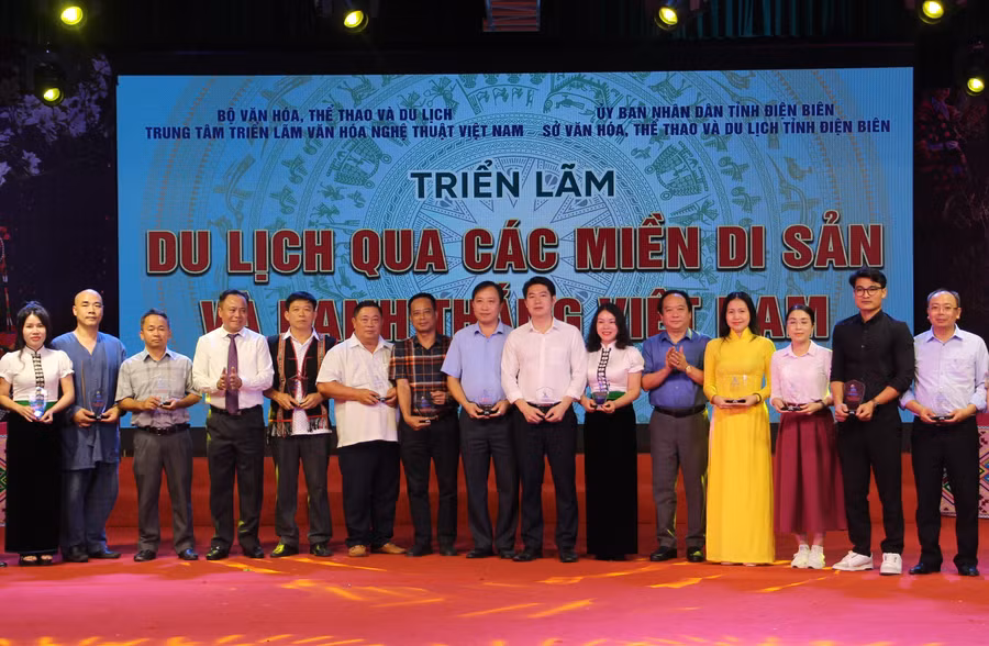Trao Biểu trưng lưu niệm cho các đoàn về tham gia Triển lãm “Du lịch qua các miền Di sản và danh thắng Việt Nam”.