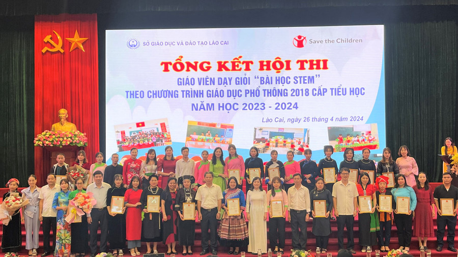 Các giáo viên người dân tộc thiểu số đạt giải tại Hội thi.