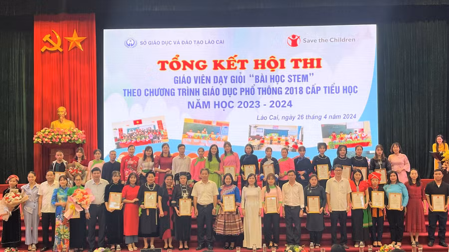Các giáo viên người dân tộc thiểu số đạt giải tại Hội thi.